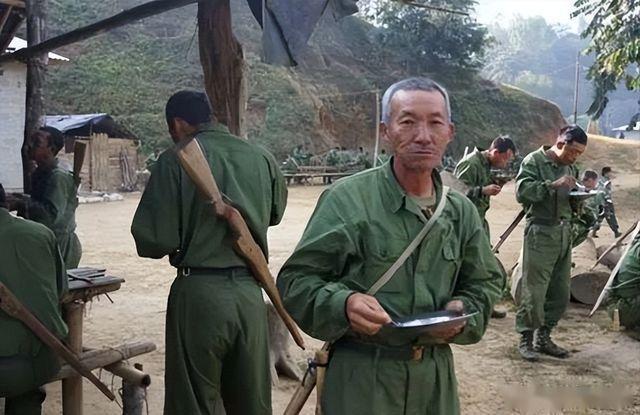 缅甸克钦独立军一位17岁女山兵自述我参军是被抓来的