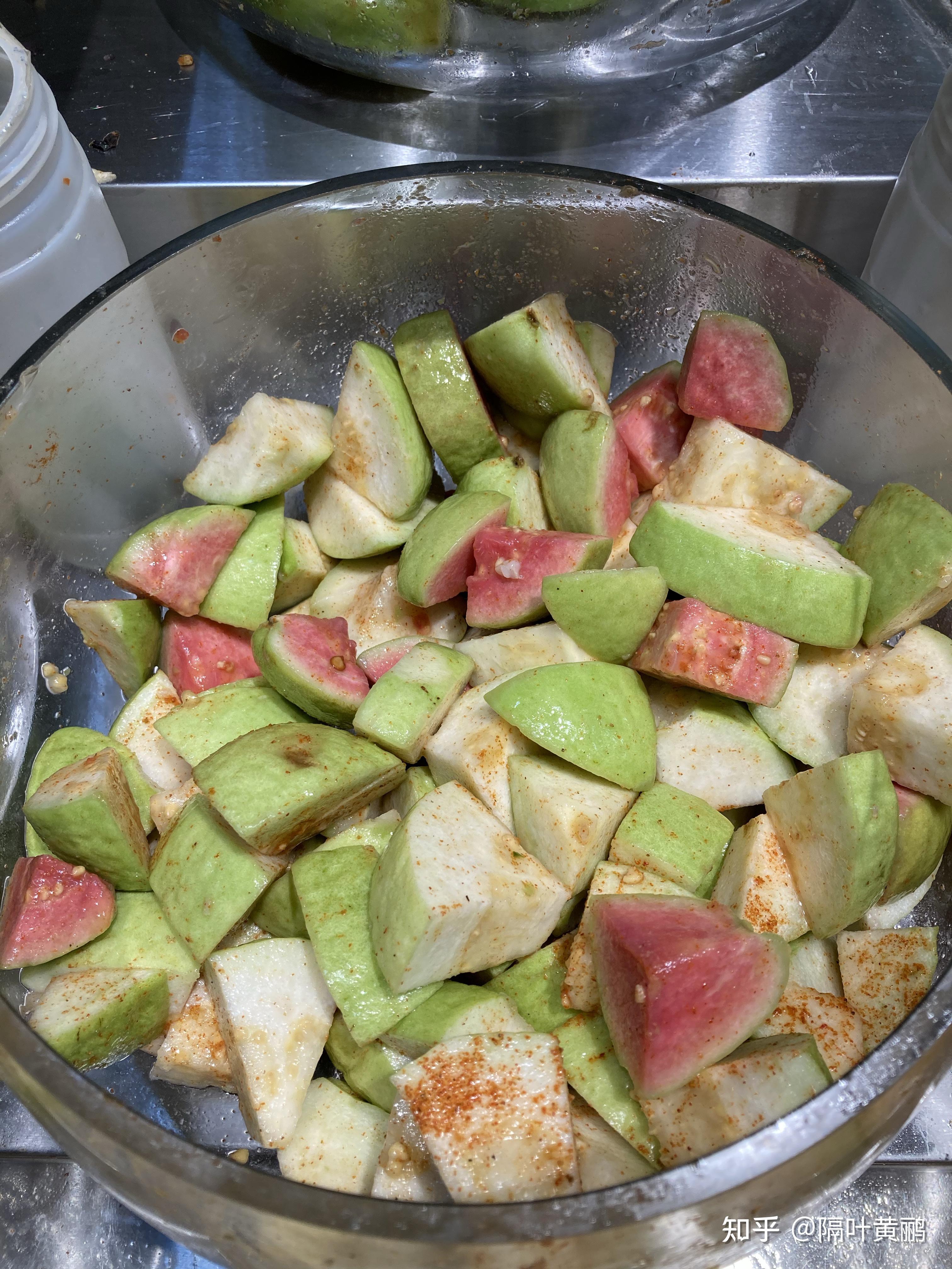 这是一种做法,番石榴撒了辣椒粉.菠萝,杧果,哈密瓜也是这么吃.