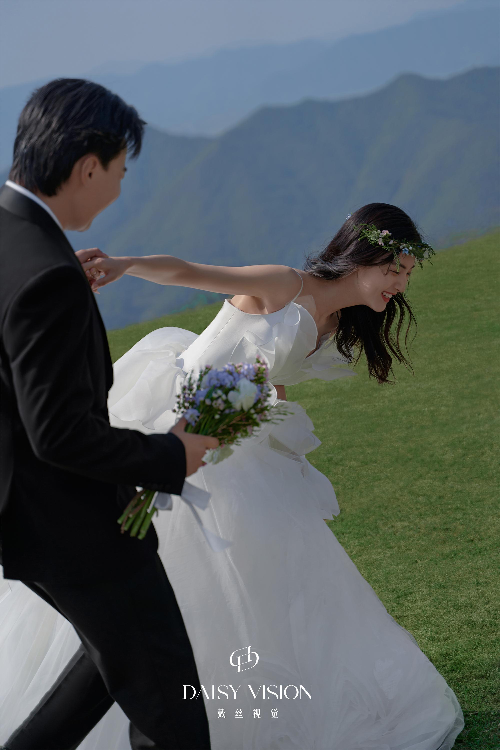 夏天必拍的草坪婚纱照 享受大自然的温柔