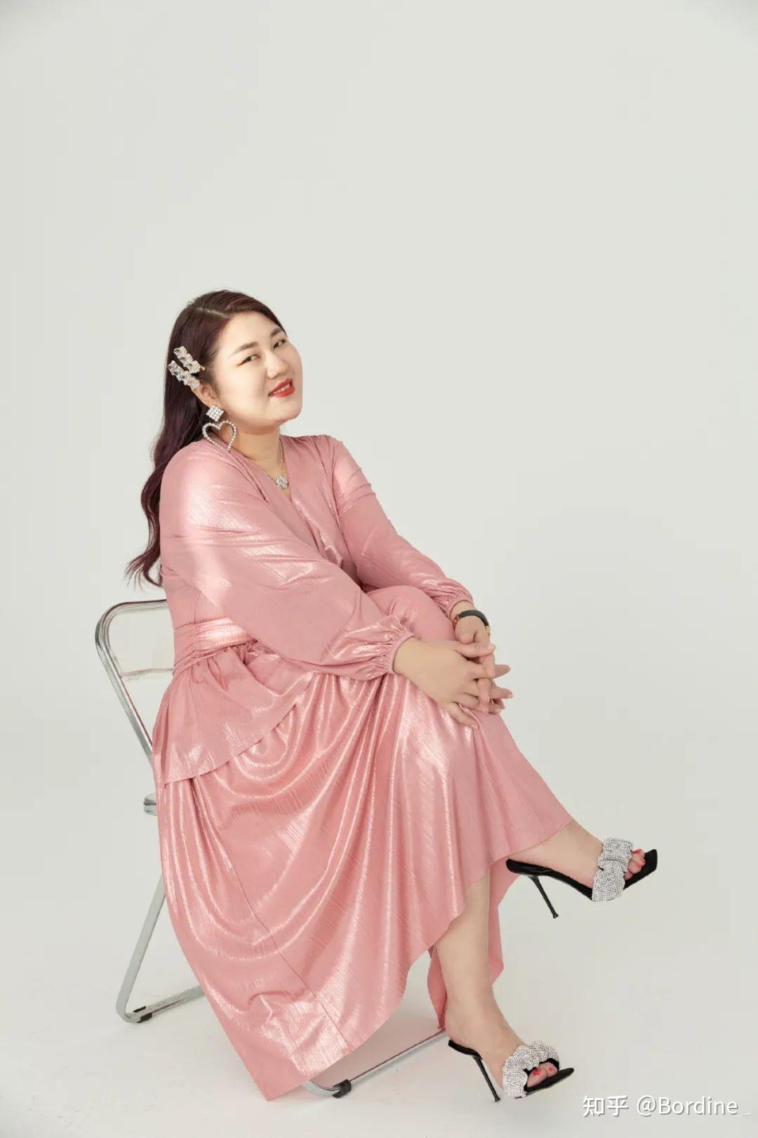 杨天真的时尚潮流,这套粉色的穿搭,很适合微胖人