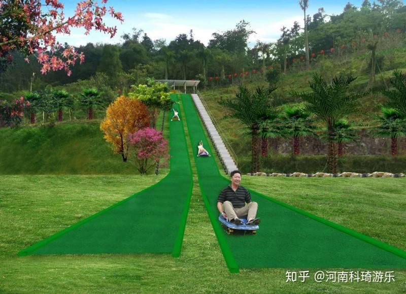 场地设置滑草场讲究坡度,平整和景观效果,以免因为地面不平产生方向