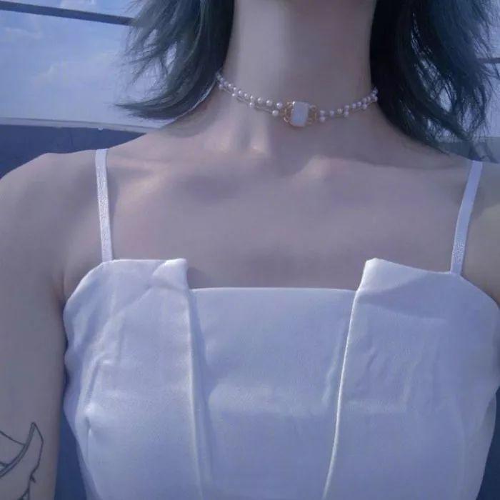 你有没有收集吊带锁骨半身女生头像图片啊类似这样的