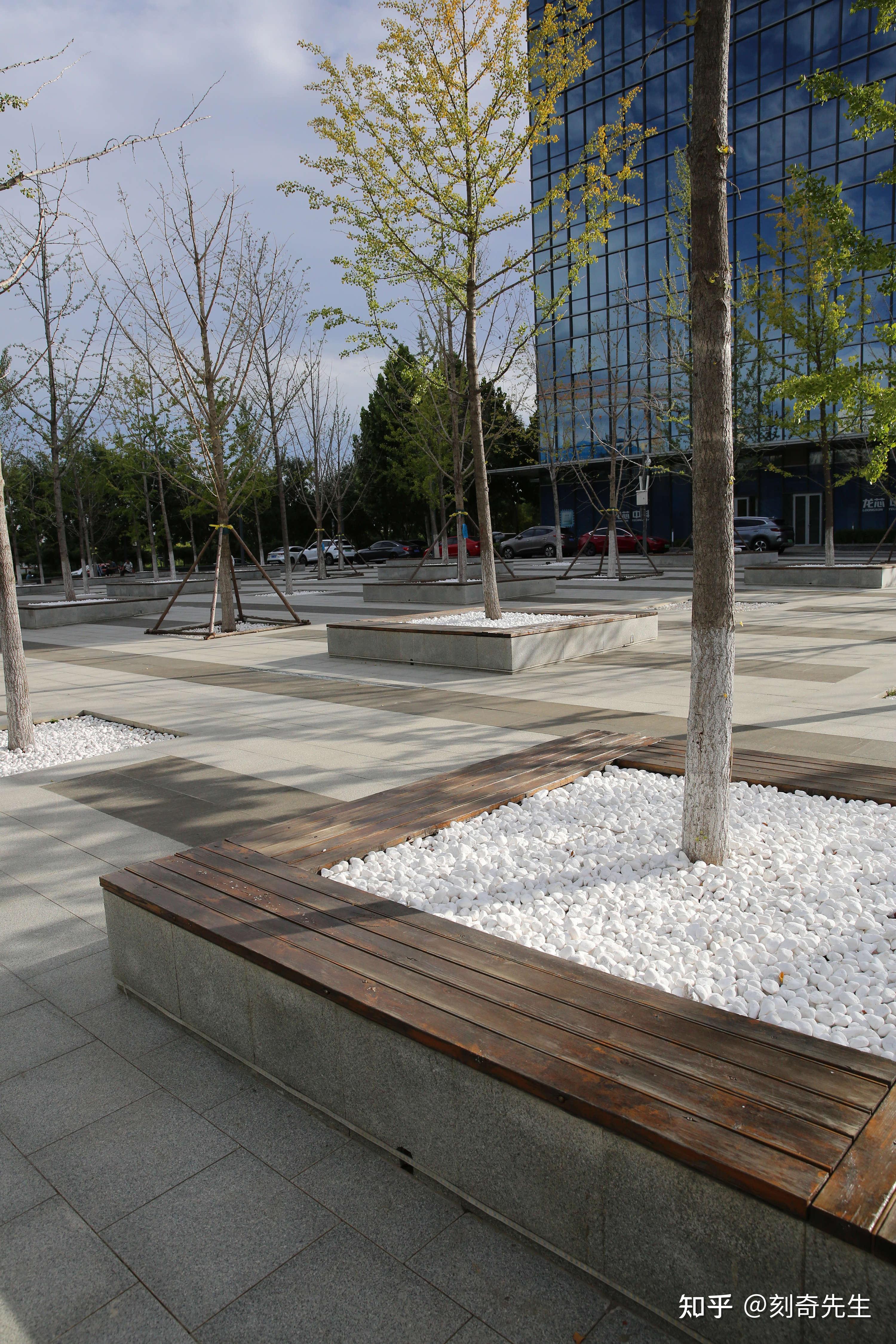 通惠排干渠从通明湖区穿过,将湖区分为东,西两部