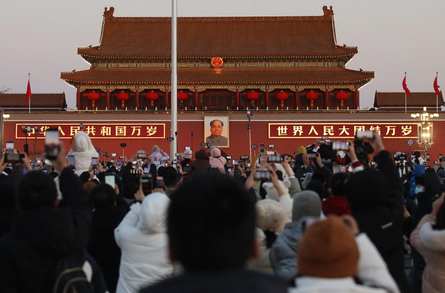 天安门城楼上,为什么要写“世界人民大团结万岁”? - 知乎