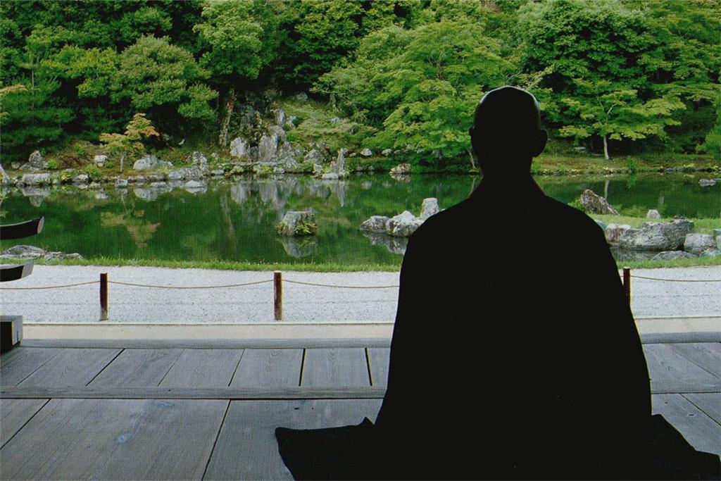 在不对外开放的13世纪寺庙里,寺庙主持现身陪同坐禅,冥想感受私人修禅