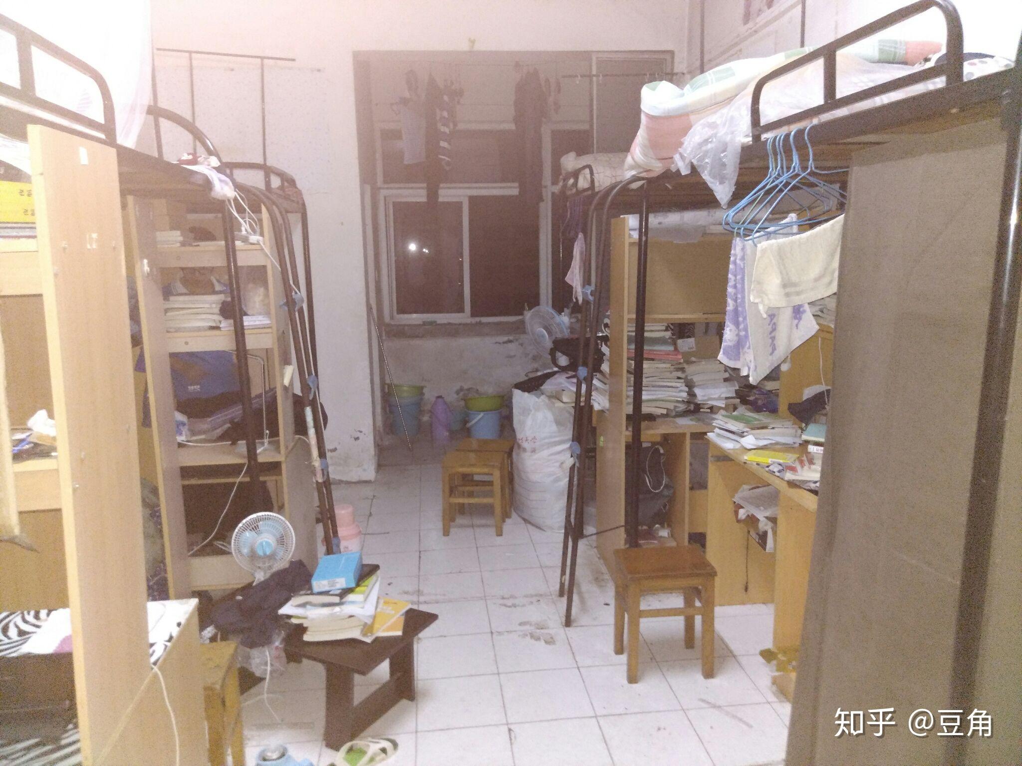 武汉纺织大学阳光校区宿舍和食堂条件怎么样？（求照片）？