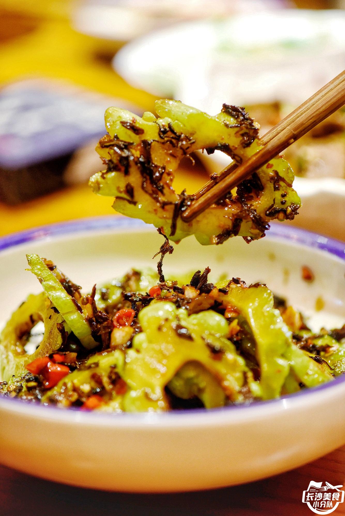 手剁肉丸汤(时蔬),白辣椒炒捆鸡,浇汁米豆腐,酸辣猪腰肝,酸菜炒苦瓜