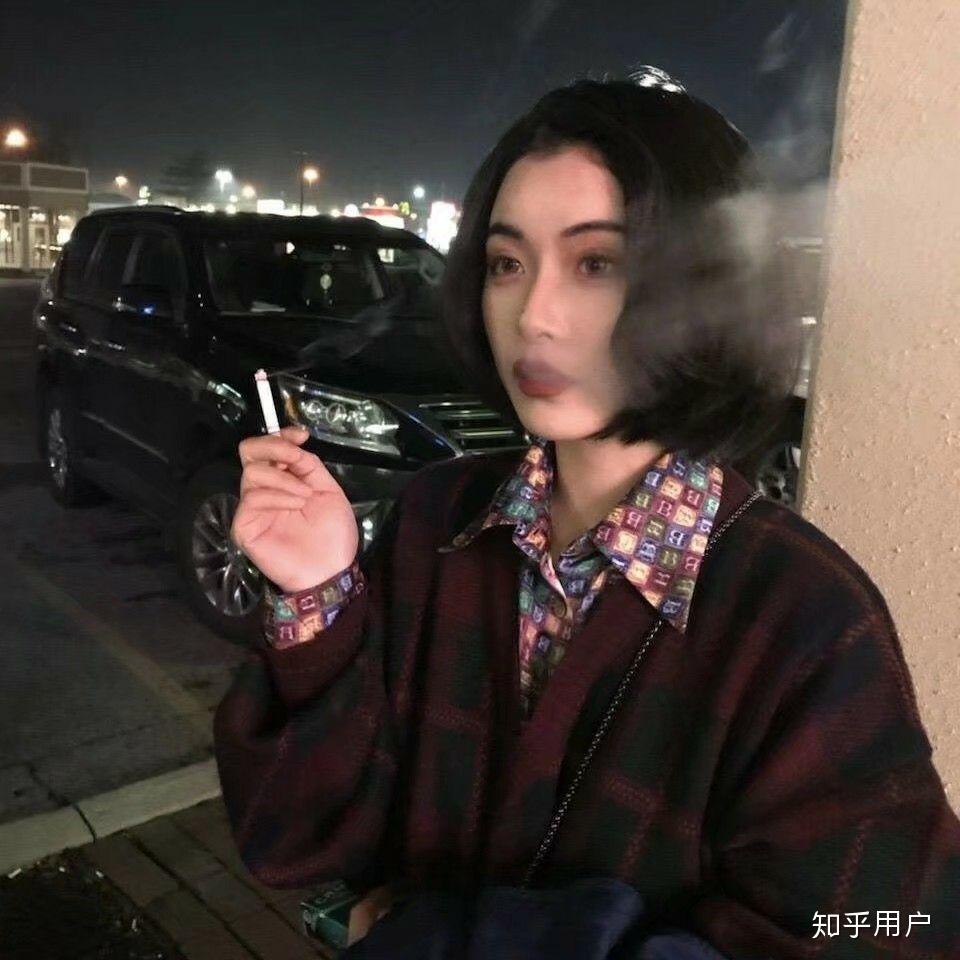 有哪些女生特別酷的或是女生抽菸的頭像