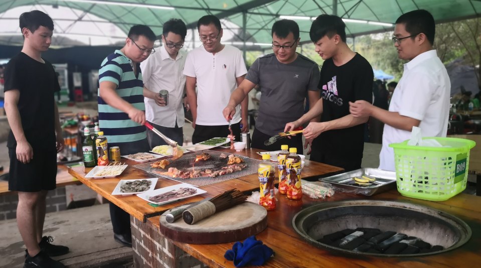 公司户外团建烧烤活动晶昶能新能源