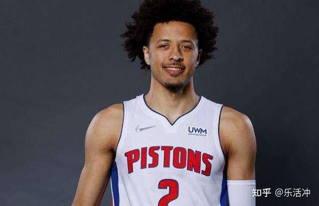 坎宁安在选秀前号称有203cm其实,经过多方对比查证,坎宁安的裸足身高