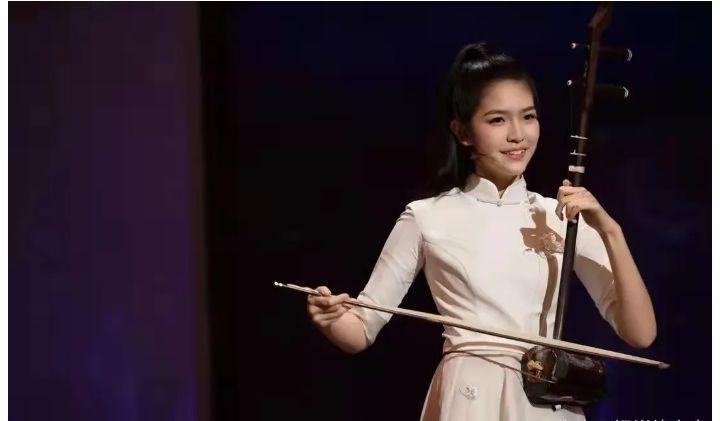 为传承国乐,陈军从小教导女儿学习二胡,并把女儿陈依妙培养成了陈氏