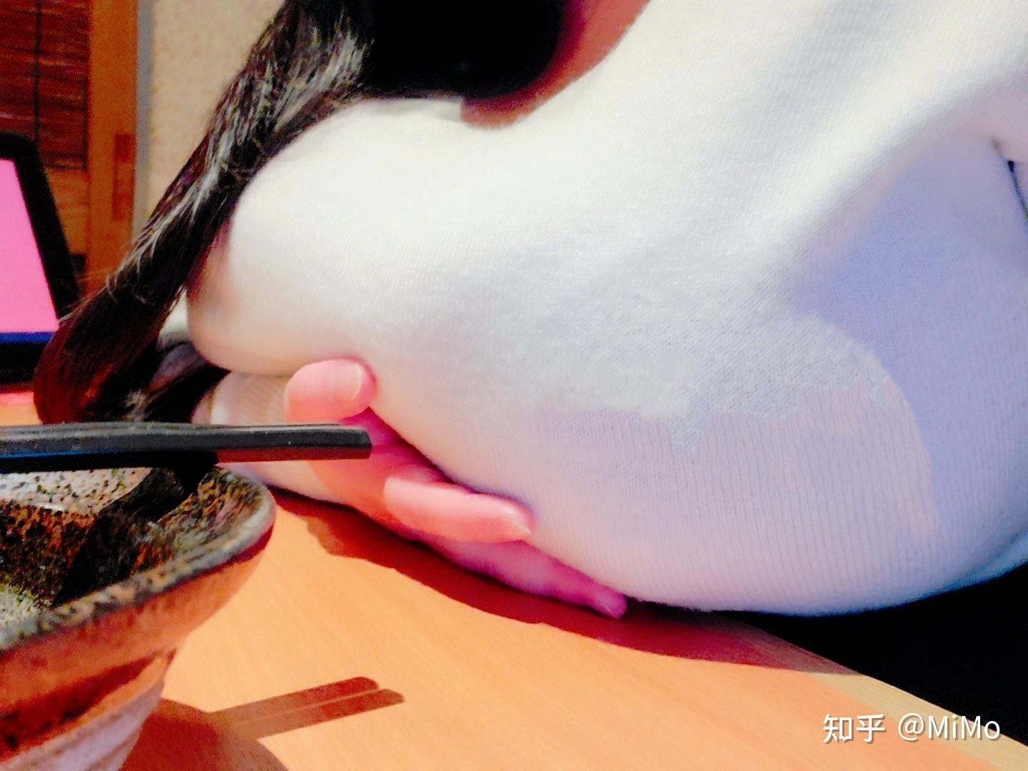 把胸放桌上是一种怎样的体验?