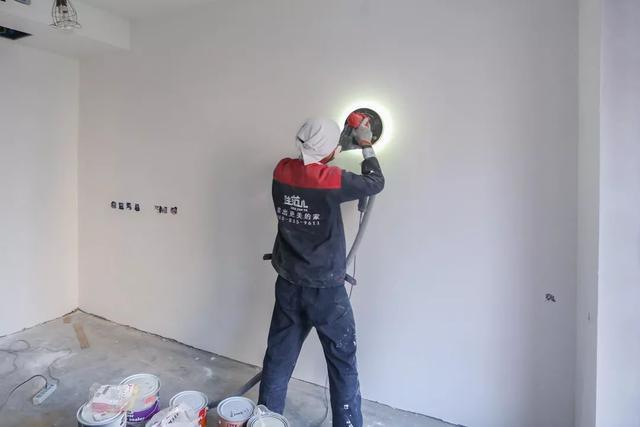 这个时候就少不了打磨这个步骤,但是打磨工要比刮腻子更加细腻,需要