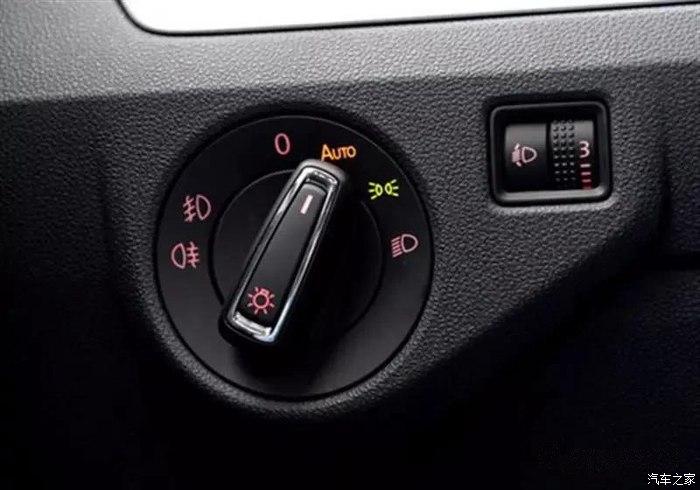 提醒大家明明开着近光灯为什么其他车主一直闪灯提醒关闭