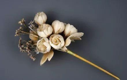 手工的温度赋予蚕丝以生命,盛开出璀璨不朽的传奇之花