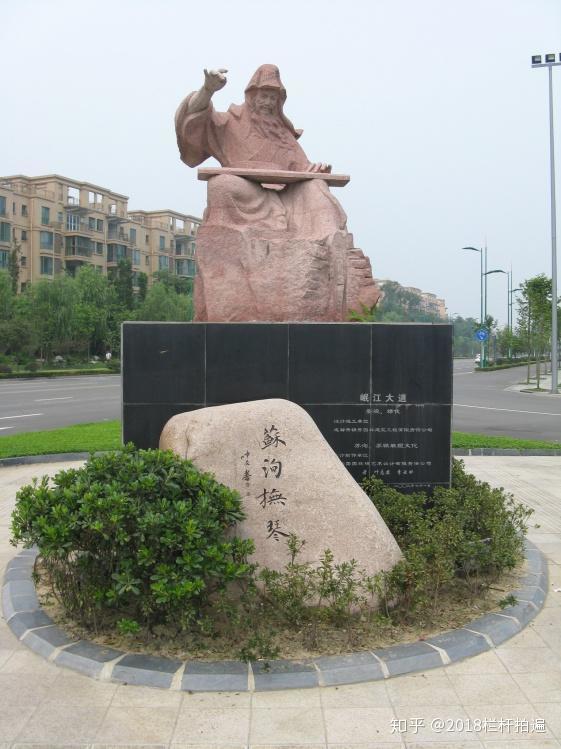 下图, 广场位于三苏路与环湖西路交界处,是眉山市的中心地区.