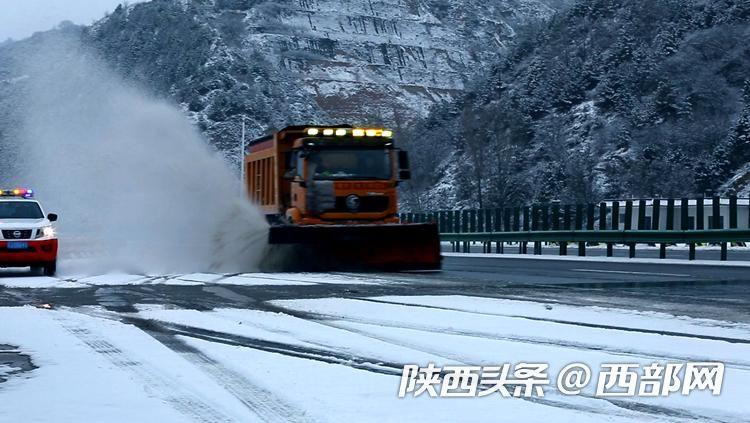 降雪致陝西多條高速路積雪陝西交控進行除雪作業