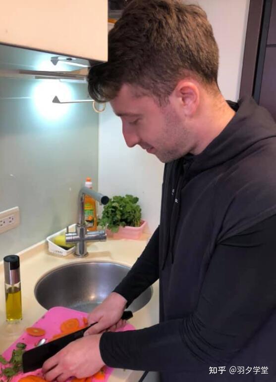 现在国际恋爱很常见 前几天 某位女性网红在网络恋爱中与外国男性相识后6天结婚成为话题 网红来自中国 知乎