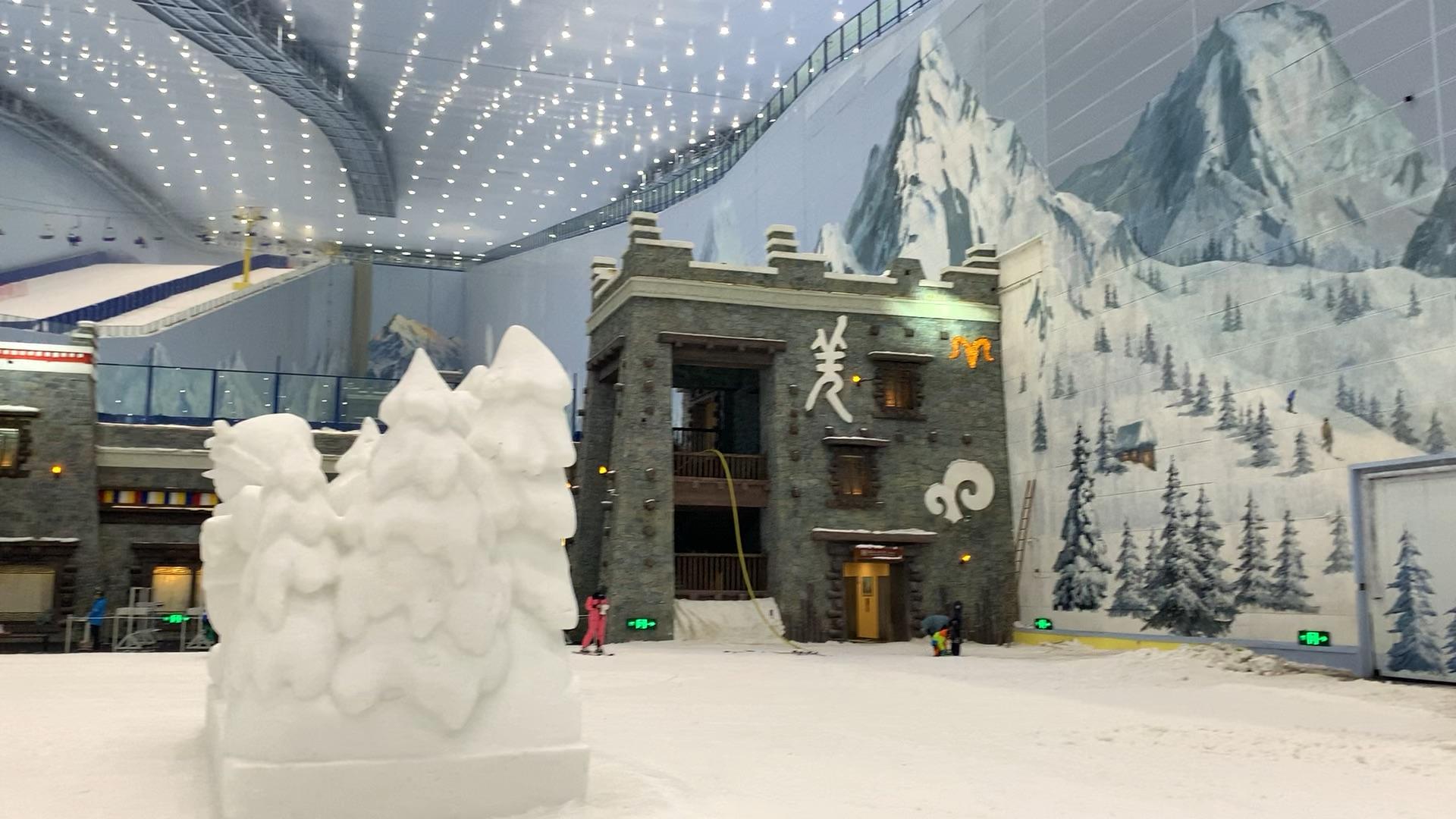 成都,都江堰融创雪世界里踢场球