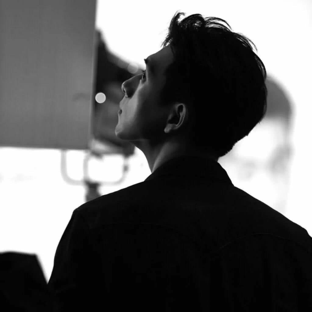 有哪些好看的侧脸头像?