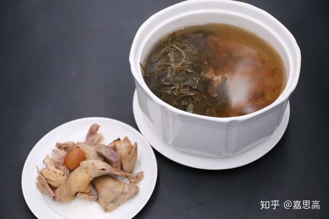 将鹧鸪用慢火浸至入味,搭配营养健康的蜜枣与青天葵,享用美味的同时