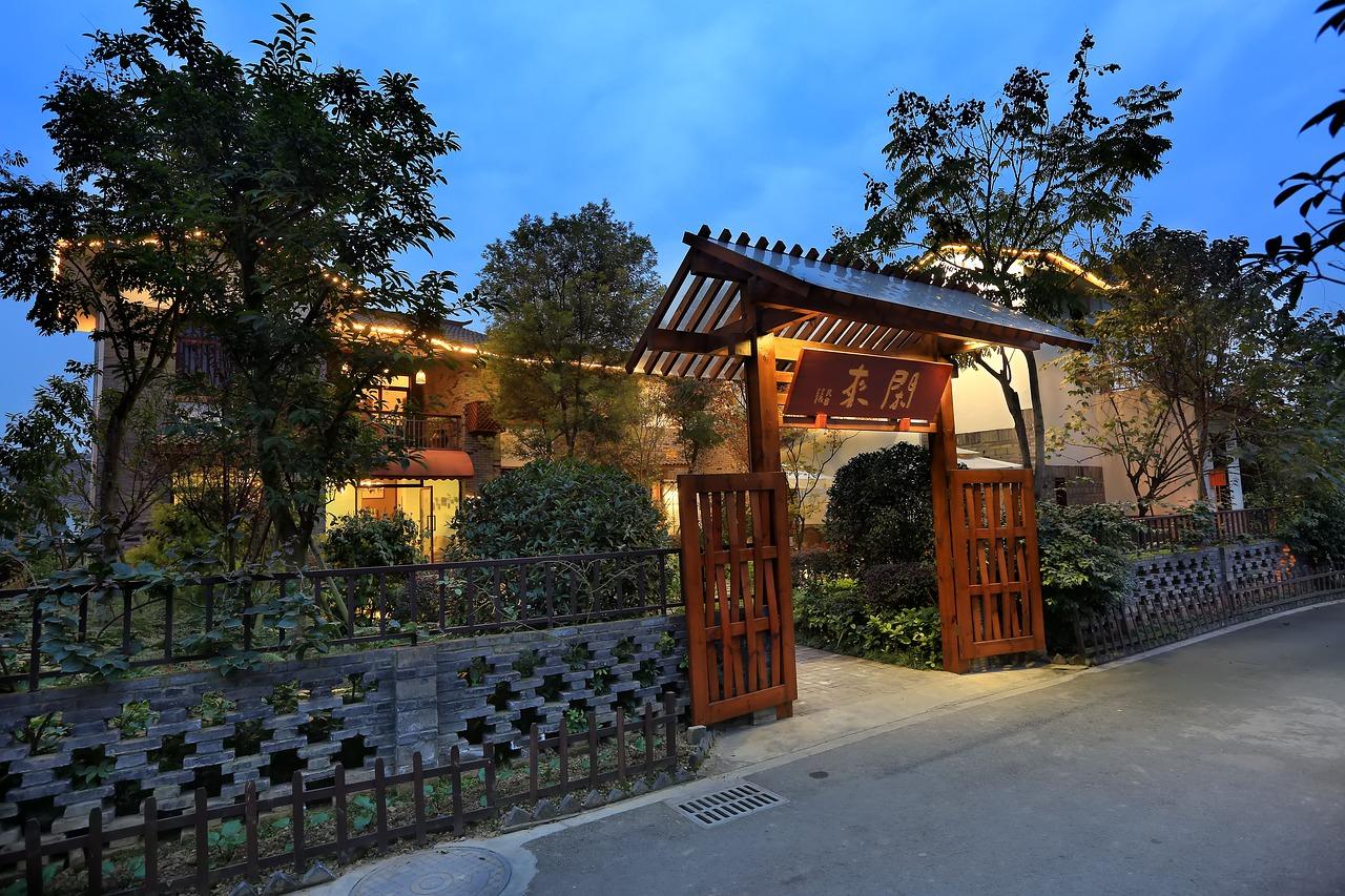 2. 传统元素融合