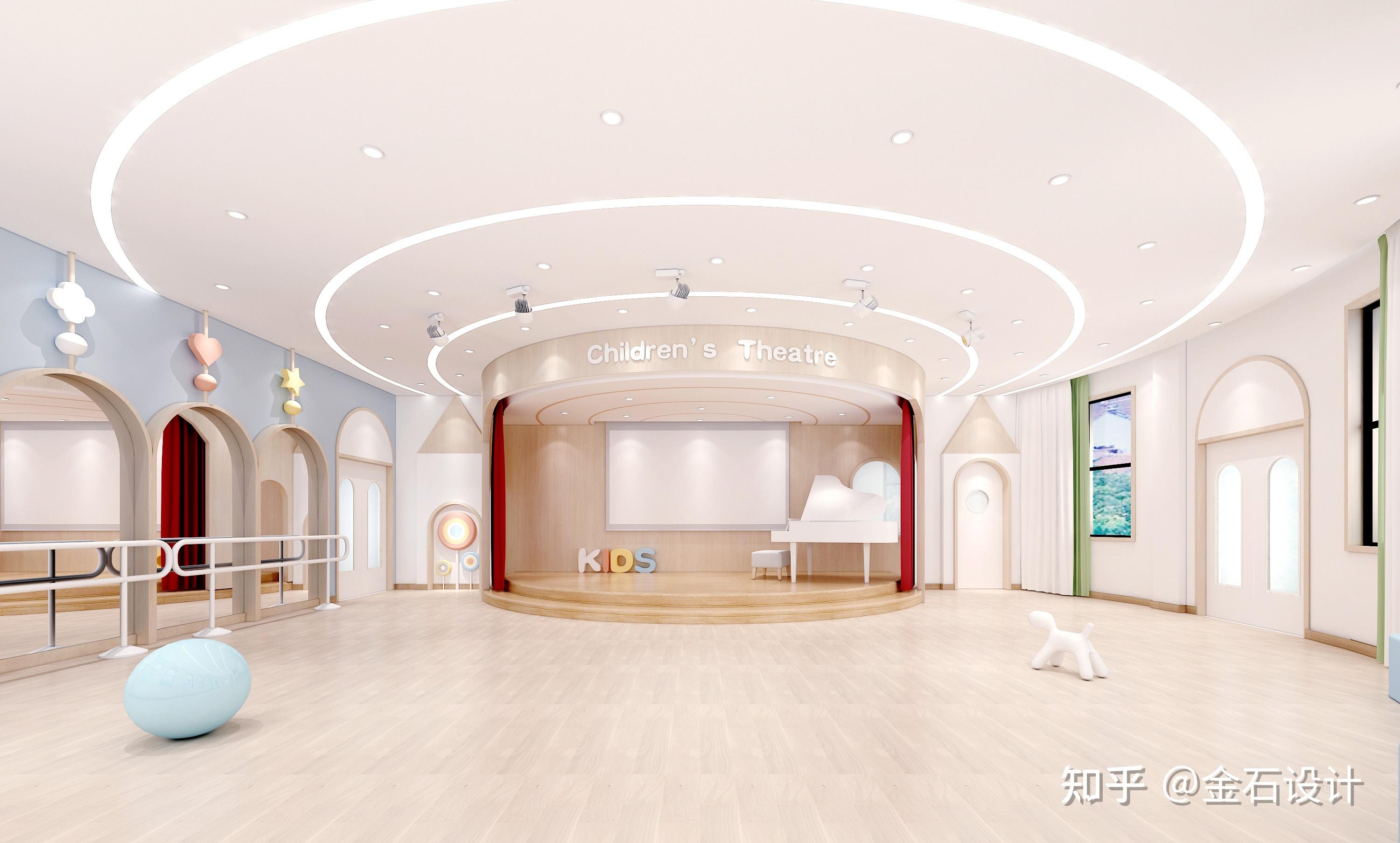 因幼儿在室内活动时声音较大,所以幼儿园多功能室在墙面材料的选择上