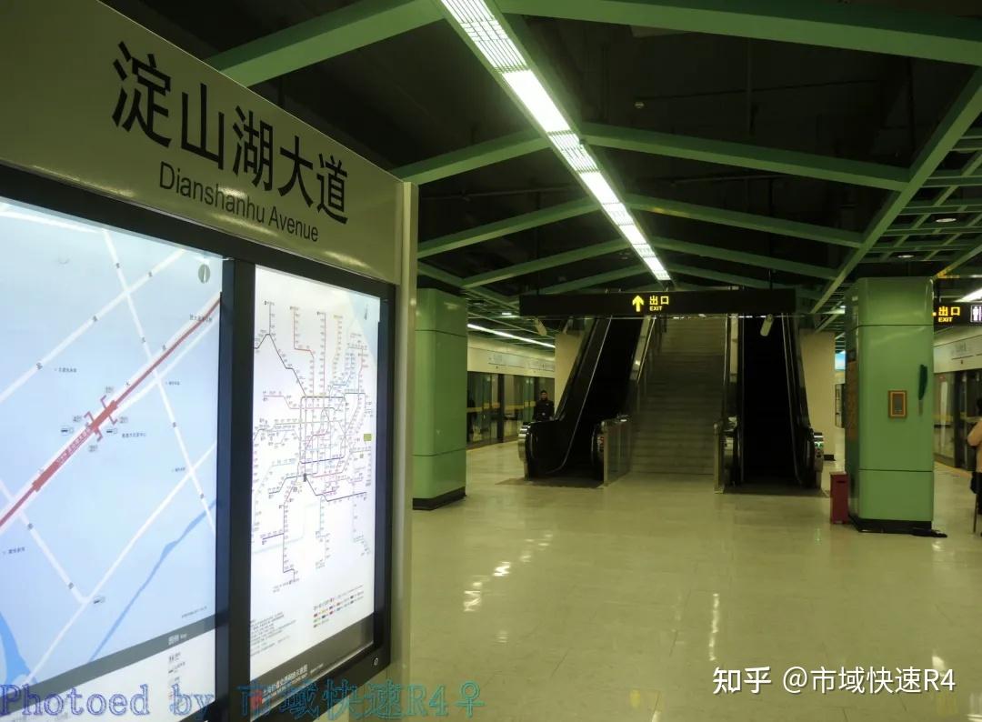 淀山湖大道站,位于淀山湖大道青泰路口,地下二层岛式车站.