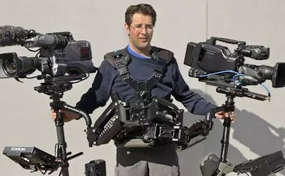 它其实和摄影组有关,是斯坦尼康的谐音.