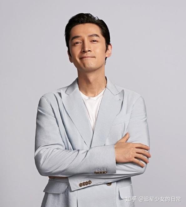 胡歌39岁生日发文预告奔四复刻童年模样笑出一脸褶子