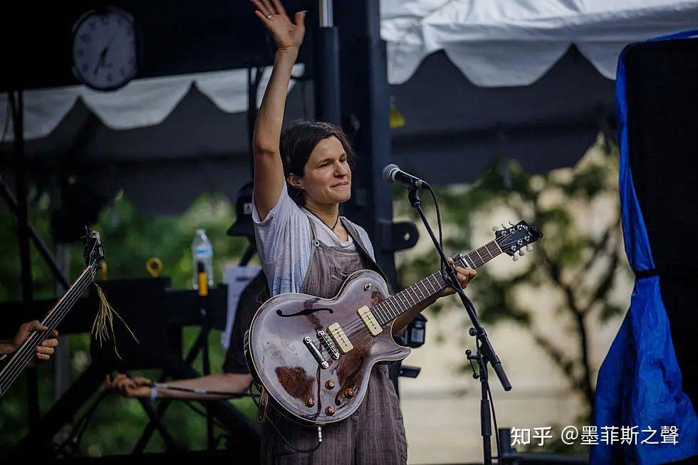 《saint cloud》评论中提到过疫情时期的正向情感,而adrianne lenker