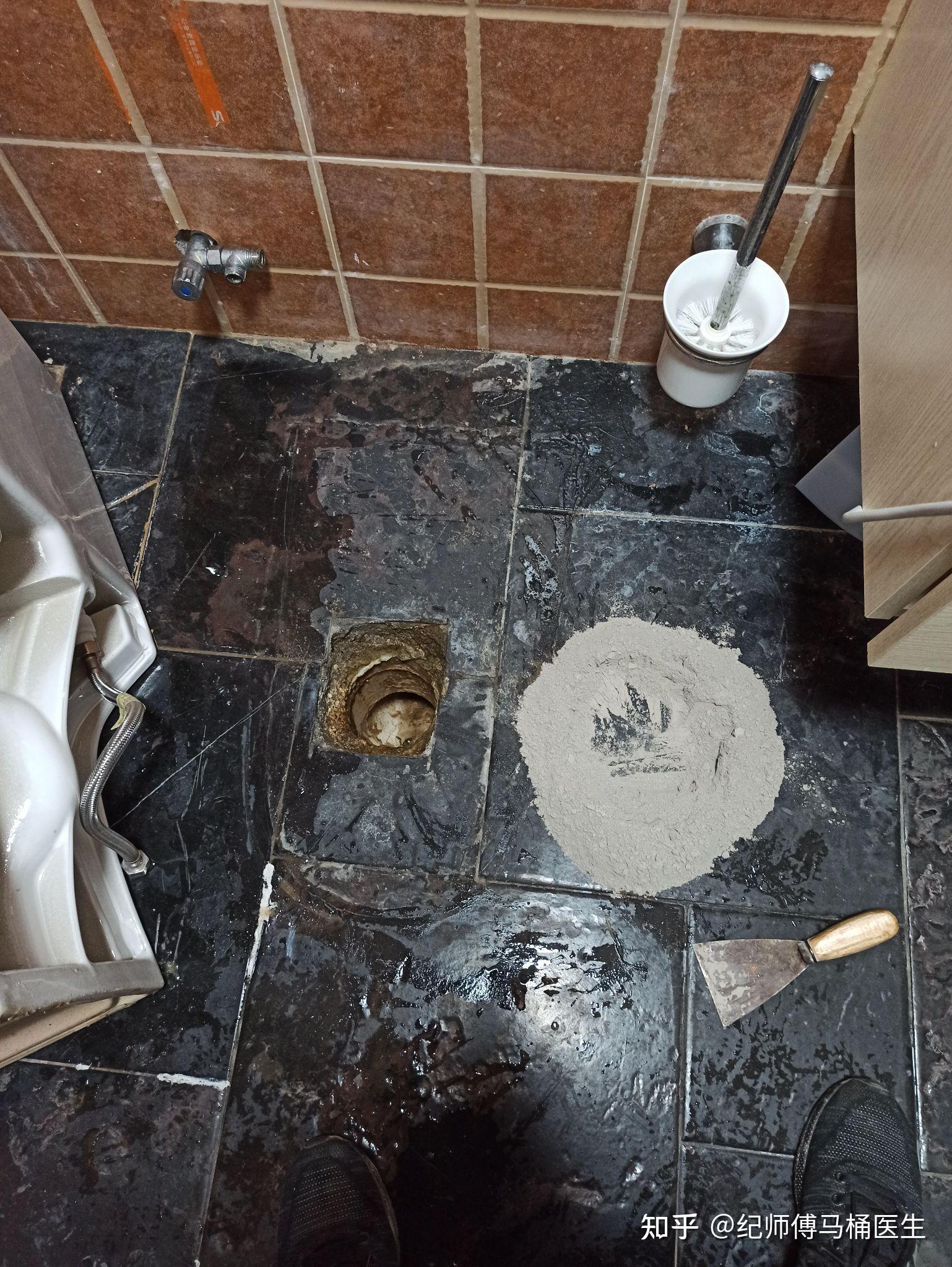 马桶的下水管贴瓷砖留了方形的孔怎么办办马桶下水管贴瓷砖割了方形孔