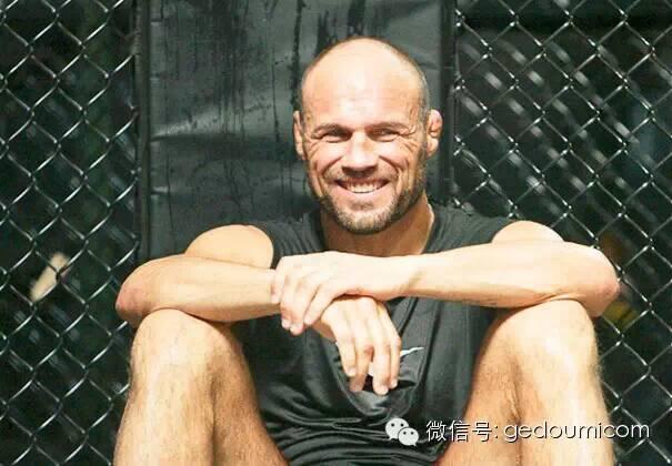 瑞佐与兰德尔曼还是得以在ufc 26上完成二人迟到的对决,兰德尔曼一致