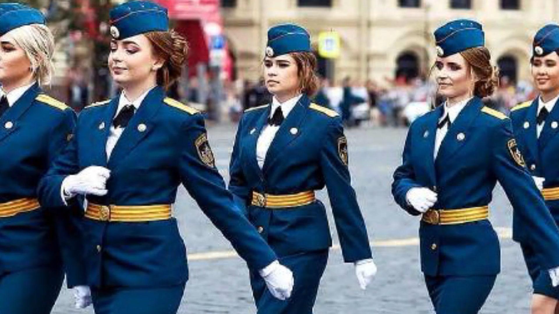俄罗斯女兵凭啥闻名全世界看到她们踢正步的样子网友我恋爱了