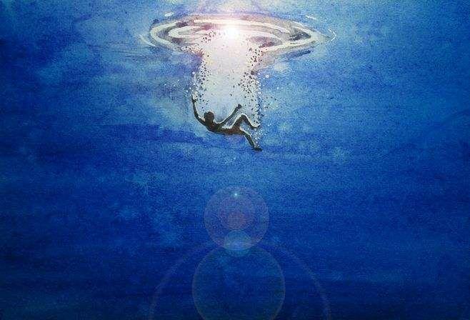 想找一张图片大概是一个人物或动物之类的正在深海里坠落的样子唯美一
