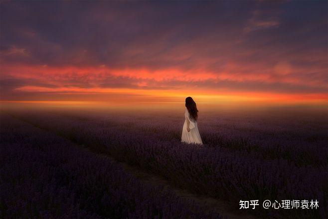 从心理学层面讨论:一个白发苍苍的老奶奶和一个风华正茂的少女,男人更