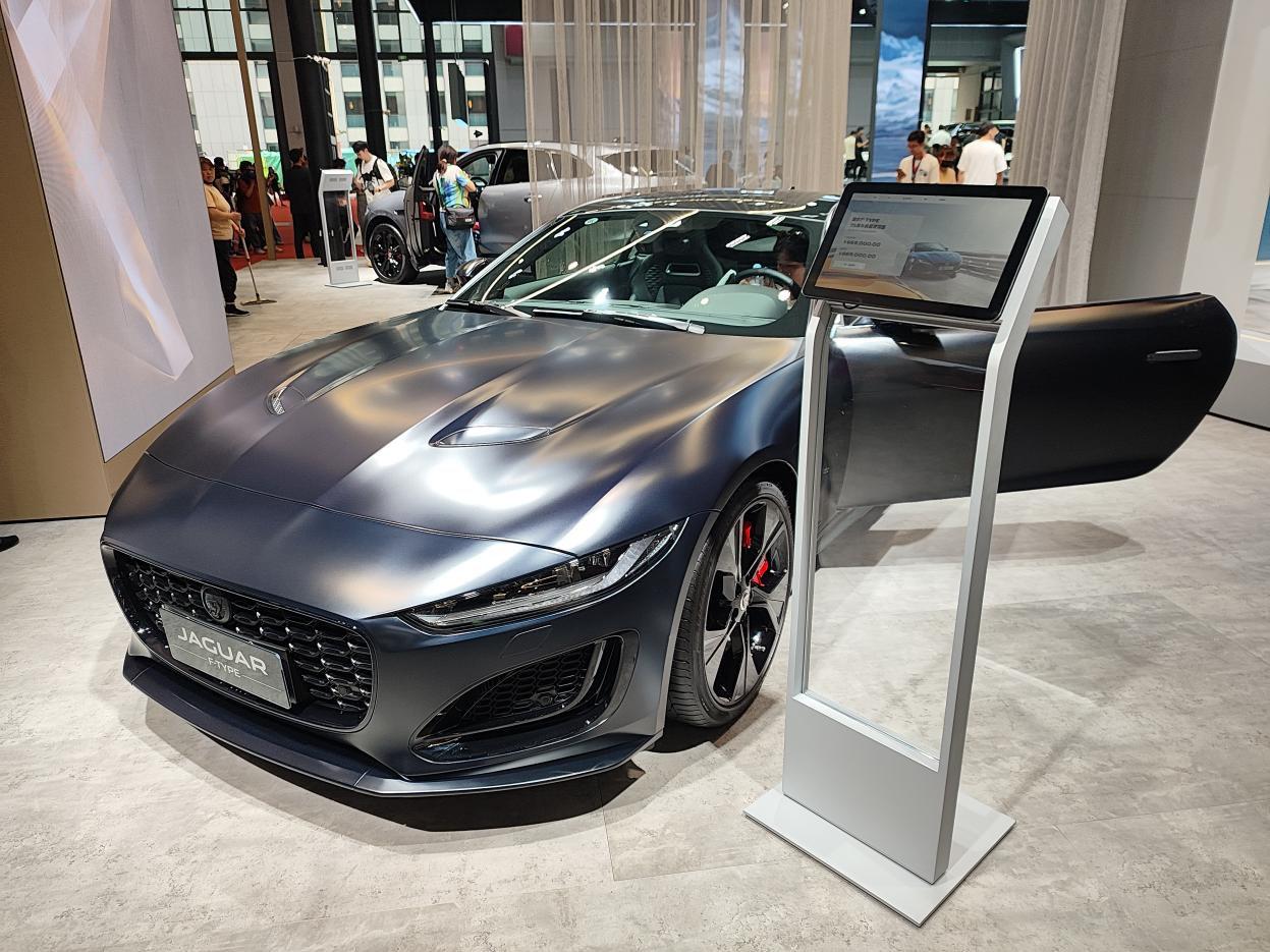 在日前开幕的2023上海车展上,捷豹正式发布了f-type 75周年典藏版.