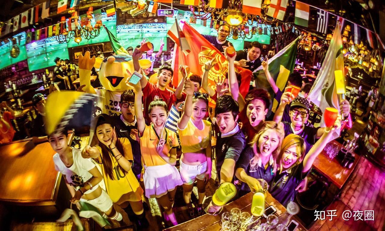 商家们为了"打好世界杯",都像球员一样"备战",为酒吧做世界杯主题装饰