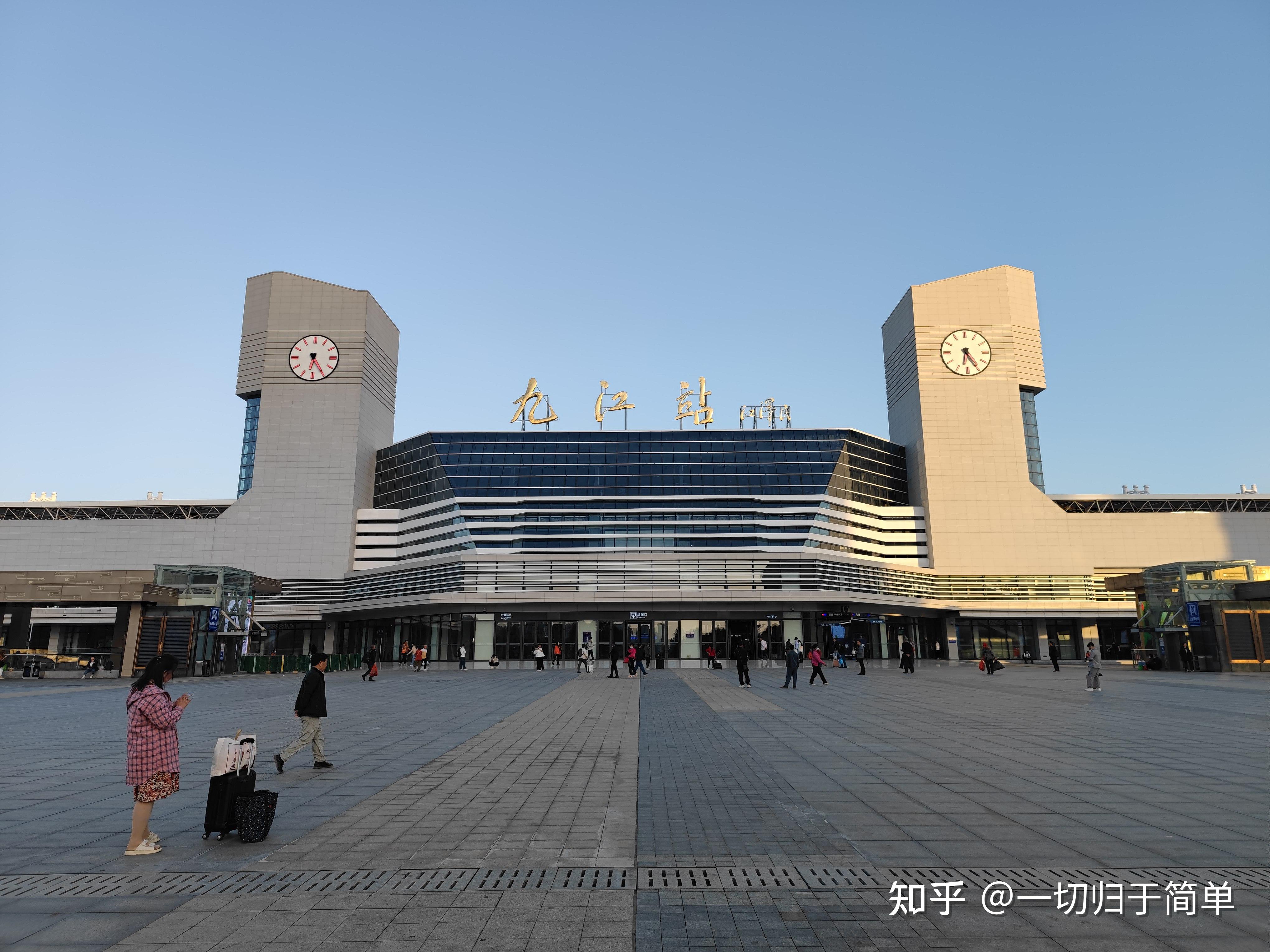 为什么火车站要统一使用红色隶书字体做站名? - 知乎