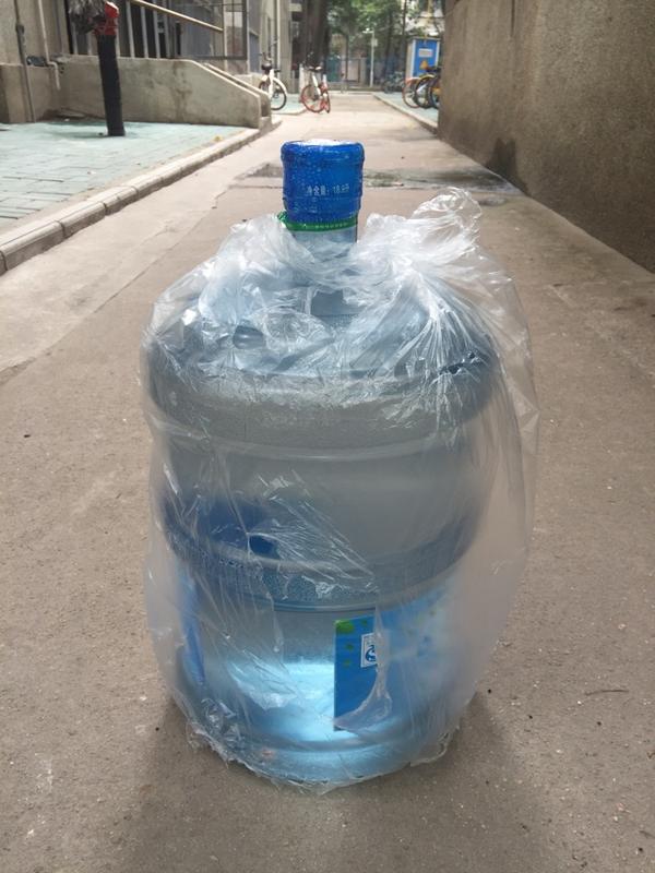 女生一个人怎么换桶装水?