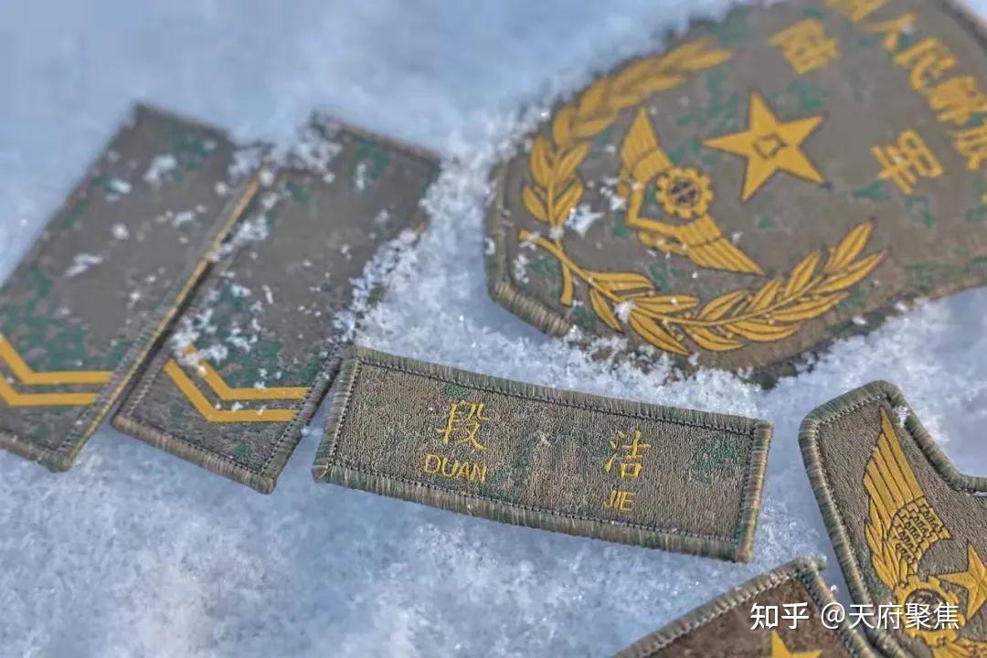 兵军衔分为上等兵和列兵来看看部队展示的换穿21式作训服后士兵新军衔