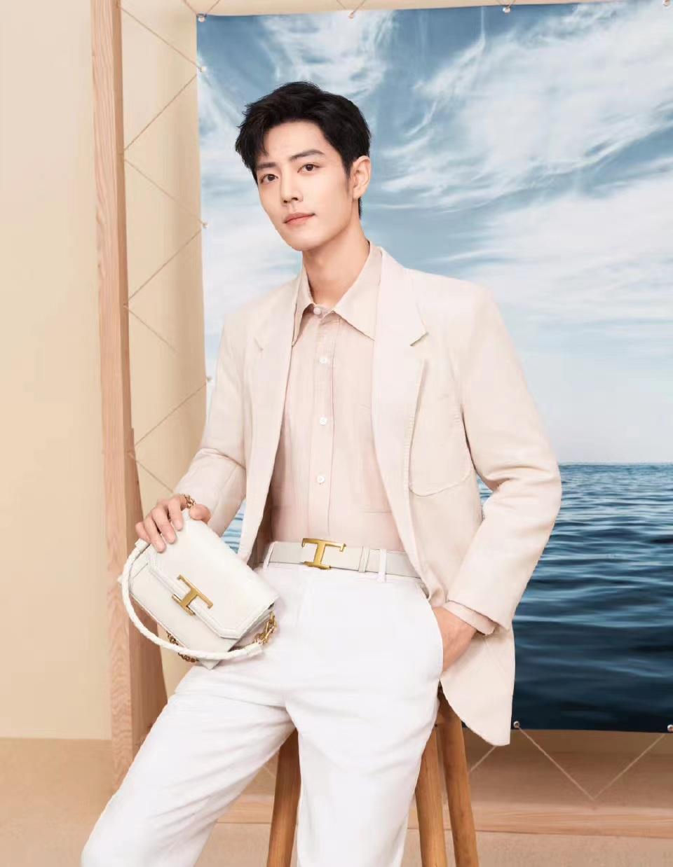 肖战米白色小西装叠穿同色系衬衫,利落又自然,时代少年感满满