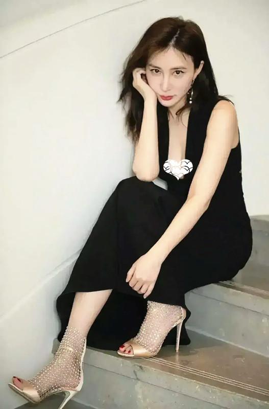 王宝强新女友冯清真美,穿黑色礼服演绎御姐范,还是多家公司ceo - 知乎