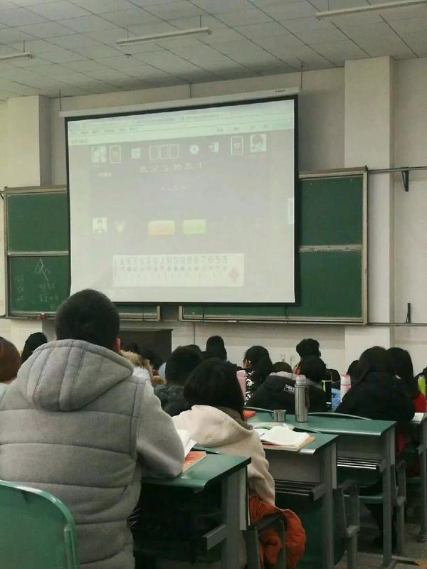 你们在大学课堂上遇到的最奇葩的老师是怎样的?