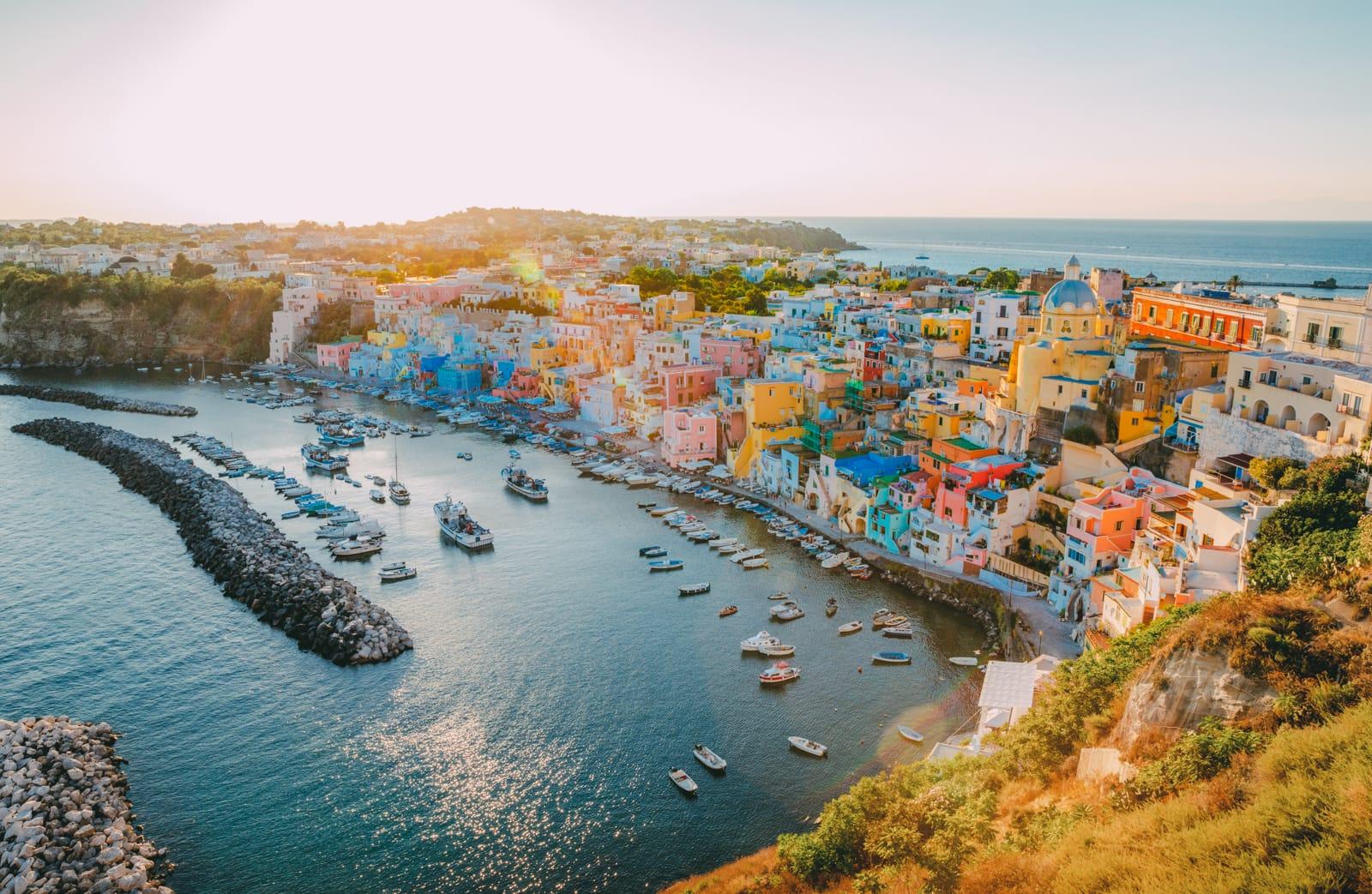 普罗奇达岛，意大利 (© Sean Pavone/Shutterstock) @20230421 | NiceBing 必应美图 - 精彩世界,一触即发