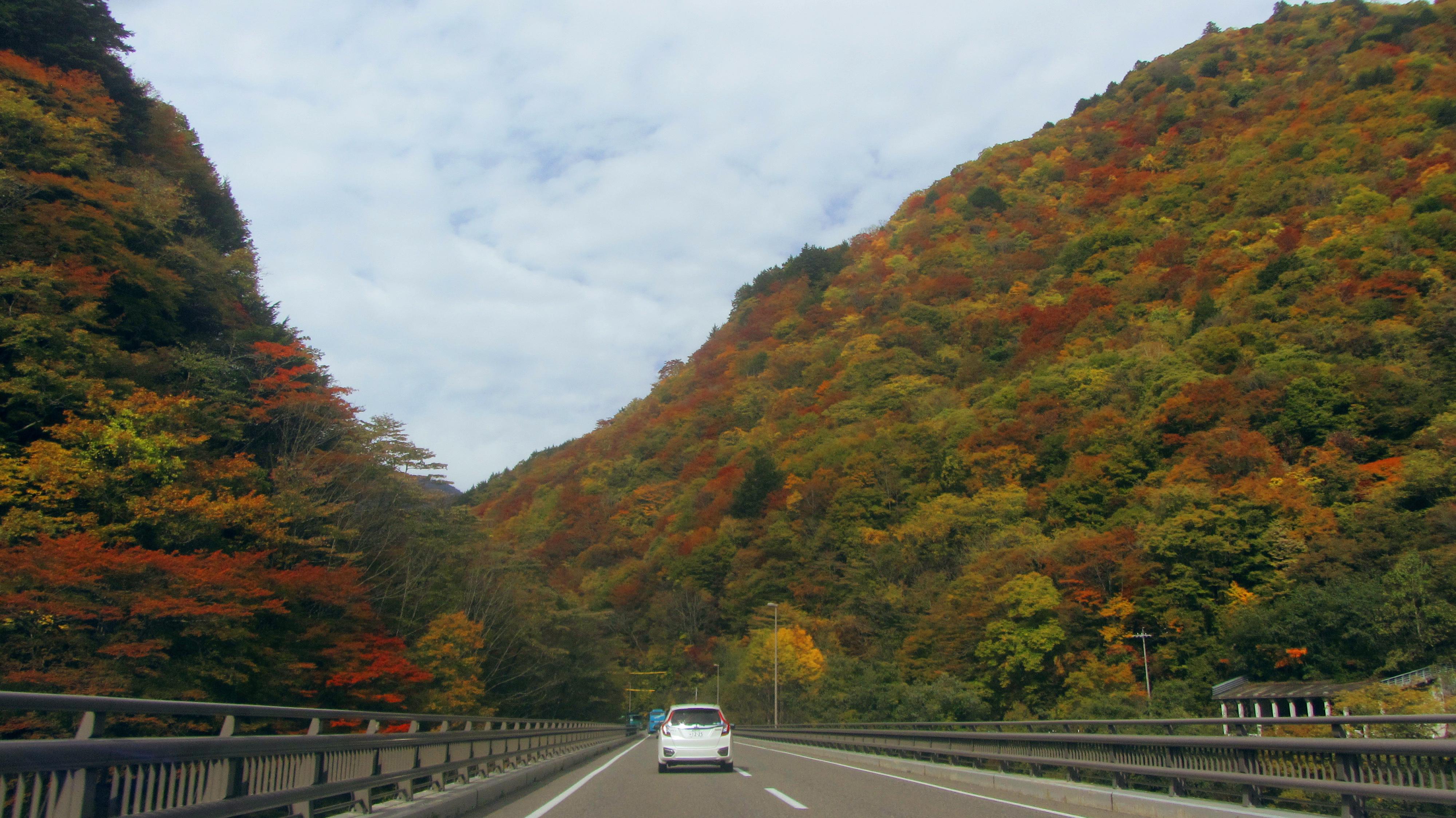 从松本市附近拐进山里,沿着古老的国道158号线边蜿蜒前行边穿越一个又