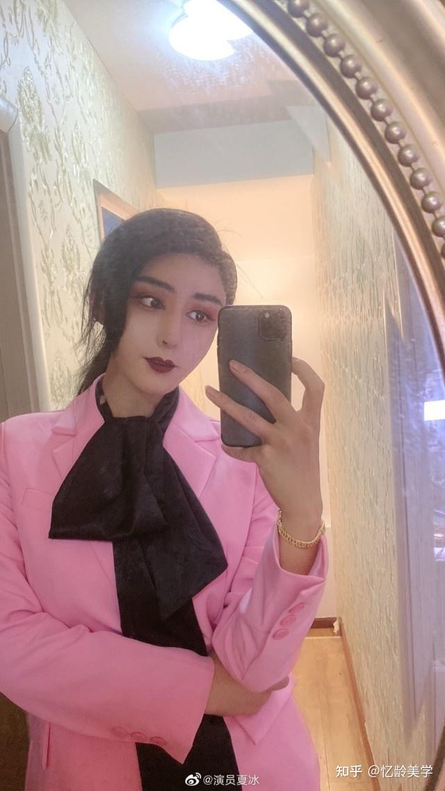 冰冰学会了分身术好几个冰冰同时在线直播带货用写轮眼都分不出来