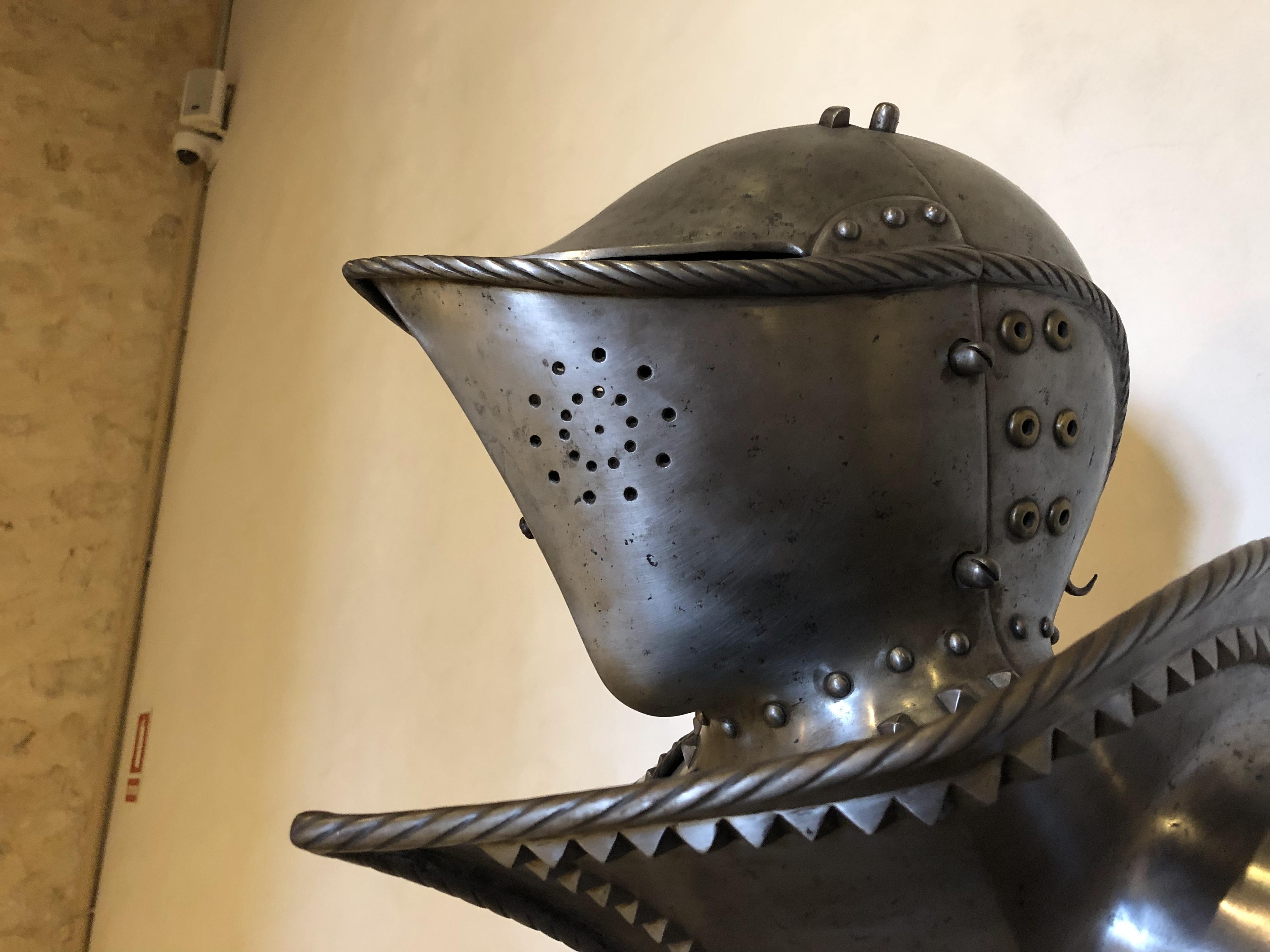 来保护颈部战靴也是作了关节处理进城堡先经过【军械库】,主要是盔甲