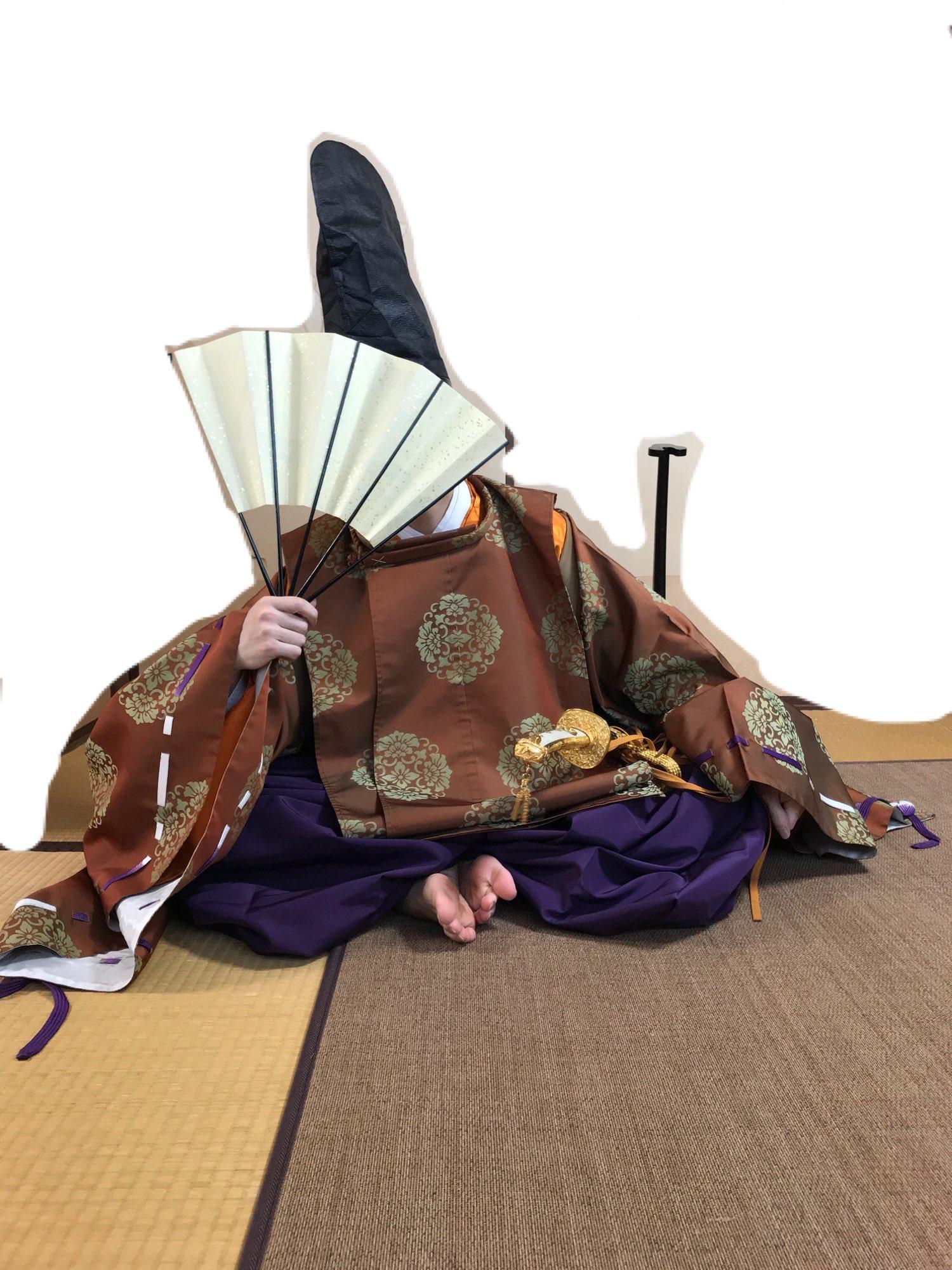 为什么古代日本天皇的肖像画中天皇都是盘腿而坐而不是正坐? - 知乎