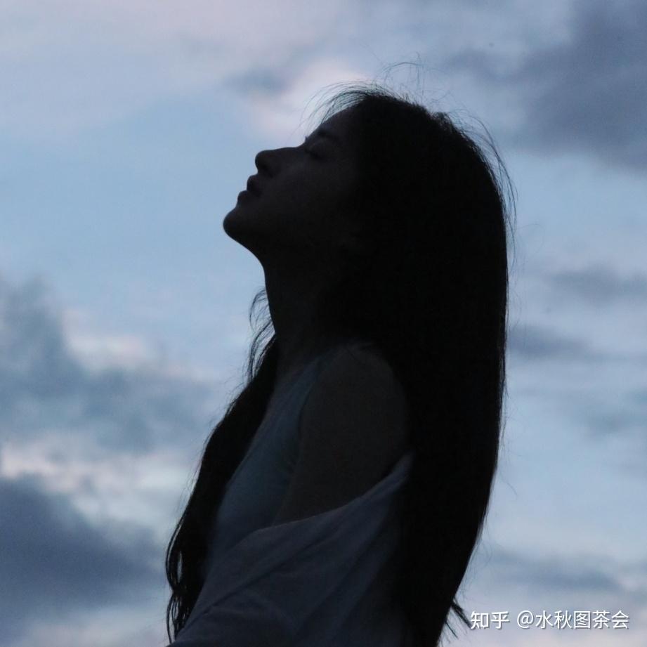 有没有侧脸看天空的女头像